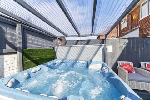 House | 4 bedrooms, desk, Internet