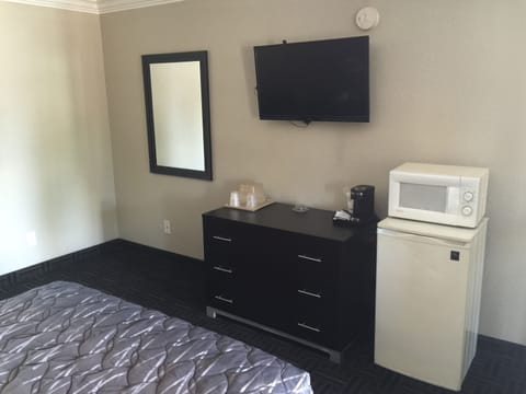 Room, 1 Queen Bed, Smoking | Iron/ironing board, free WiFi, bed sheets