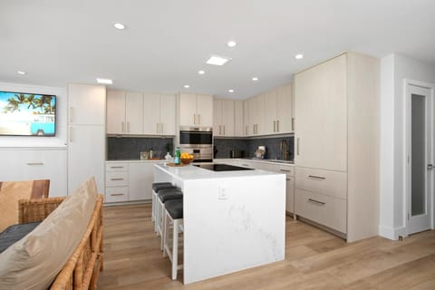 Condo (1 Bedroom) | Private kitchen | Fridge, microwave, oven, coffee/tea maker