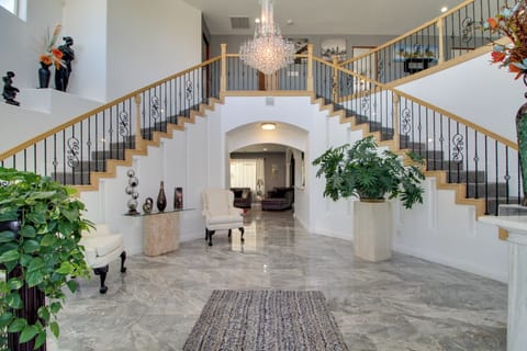 House (5 Bedrooms) | Front of property