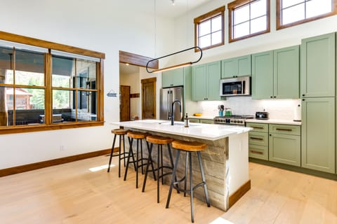 House (4 Bedrooms) | Interior