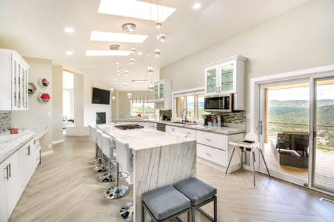 House (5 Bedrooms) | Interior