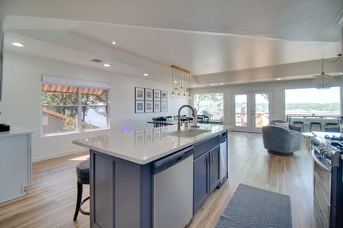 House (5 Bedrooms) | Interior