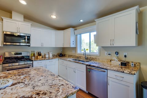 House (5 Bedrooms) | Interior