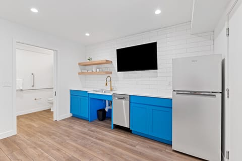 Deluxe Room | Private kitchenette | Fridge, microwave, dishwasher, coffee/tea maker