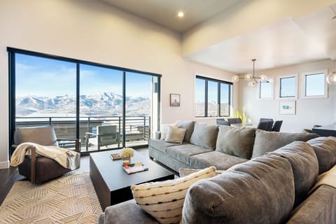 Apartment (3 Bedrooms) | Front of property