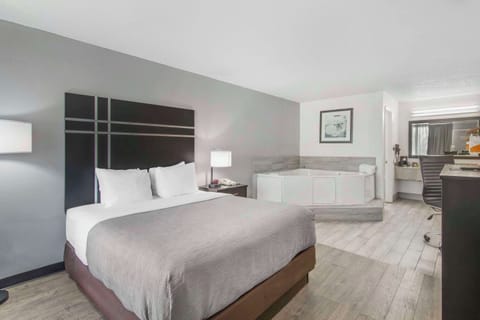 Room, 1 Queen Bed, Non Smoking | In-room safe, desk, iron/ironing board, free WiFi