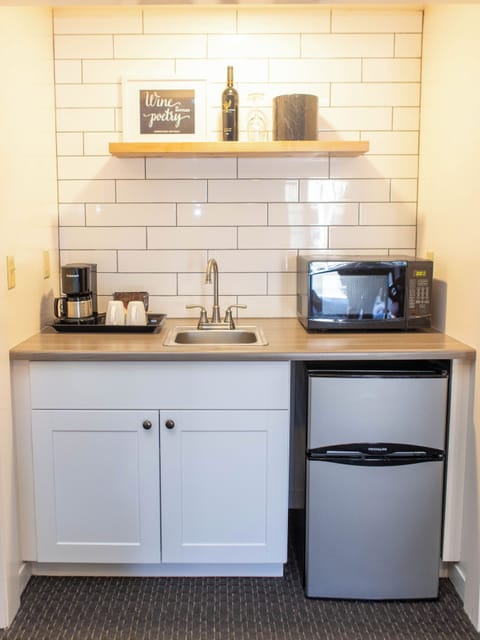 Premium Room | Private kitchen | Fridge, coffee/tea maker