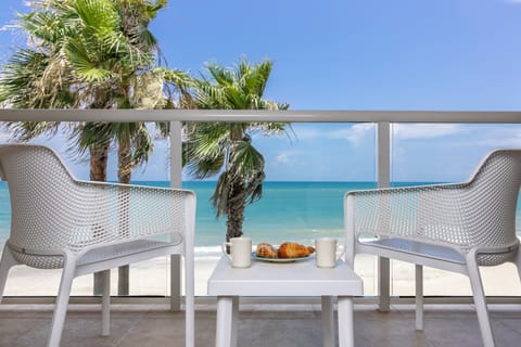 Room, 1 King Bed, Oceanfront | Hypo-allergenic bedding, in-room safe, desk, blackout drapes
