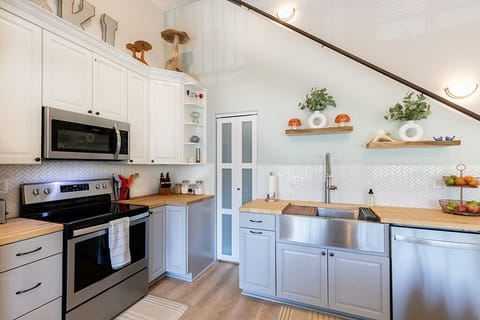 Fully stocked kitchen!