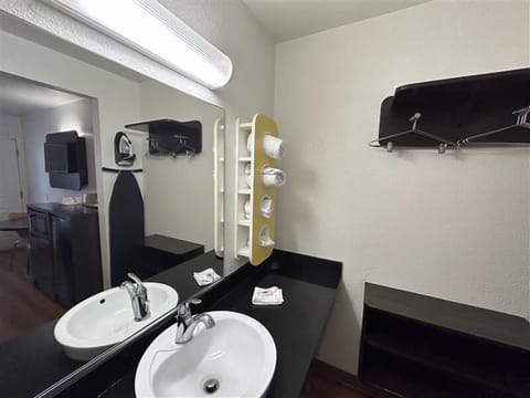 Combined shower/tub, towels