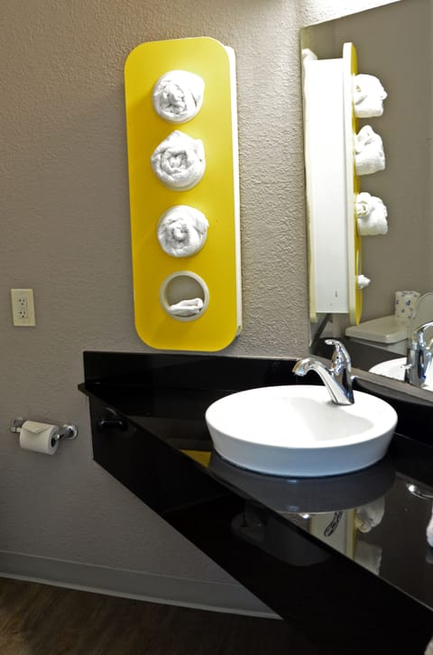 Combined shower/tub, towels