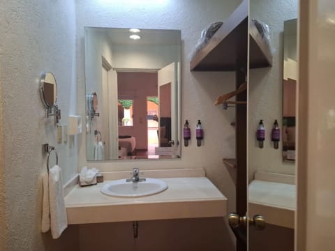 Room (Dog Friendly) | Bathroom | Shower, free toiletries, hair dryer, towels
