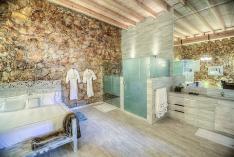 Suite Bugambilia, 2 King Size Beds | Bathroom | Shower, hair dryer, bathrobes, towels