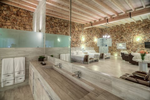 Suite Bugambilia, 2 King Size Beds | Bathroom | Shower, hair dryer, bathrobes, towels