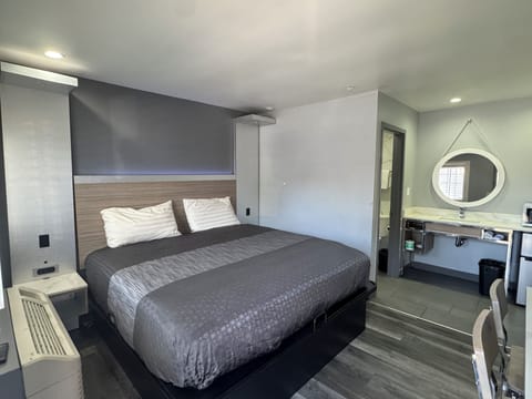 Standard Room, 1 King Bed | Desk, free WiFi