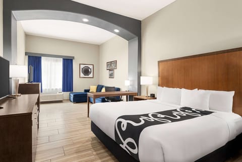 Executive Room, 1 King Bed, Non Smoking | Premium bedding, down comforters, pillowtop beds, desk