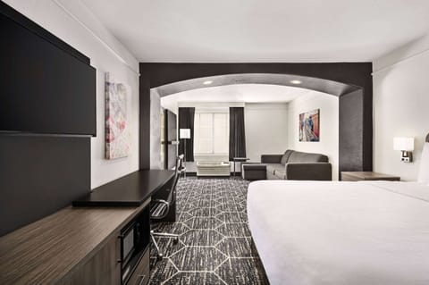 Premium bedding, desk, blackout drapes, soundproofing