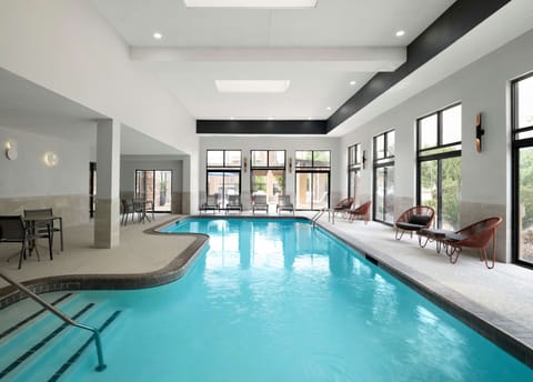 Indoor pool, sun loungers