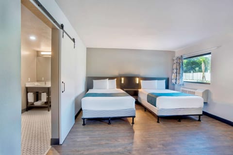 Desk, blackout drapes, free WiFi, bed sheets