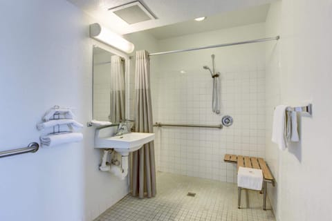 Combined shower/tub, towels