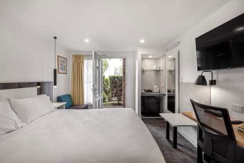 Compact Queen | Egyptian cotton sheets, premium bedding, pillowtop beds, in-room safe