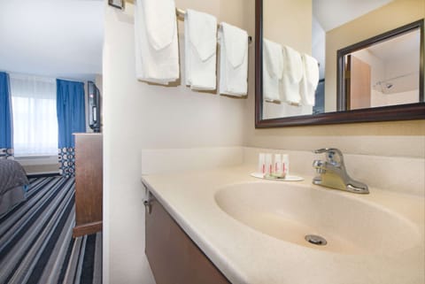 Combined shower/tub, free toiletries, hair dryer, towels