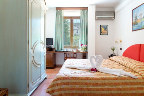 Minibar, in-room safe, desk, free WiFi