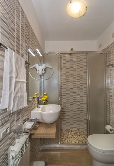 Standard Single Room | Bathroom | Shower, free toiletries, hair dryer, bidet