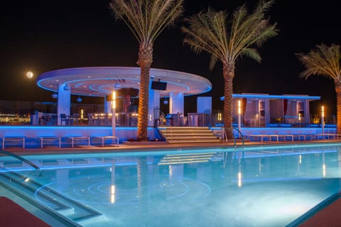 9 bars/lounges