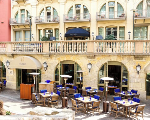2 restaurants; breakfast, lunch, and dinner served