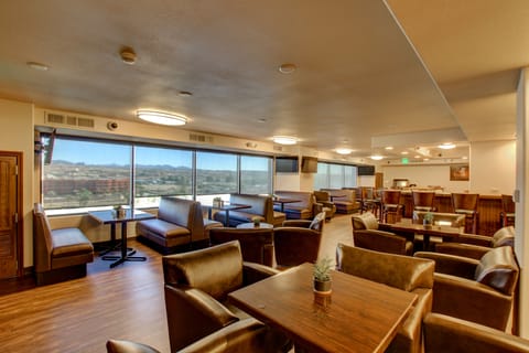 7 restaurants; breakfast, lunch, and dinner served