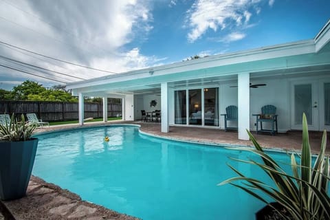 House 2 - Backyard (Swimming Pool, Hot Tub & BBQ Grill Charcoal) 