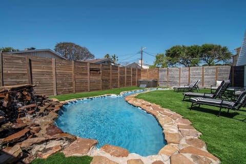 Backyard (BBQ Grill Gas & Louning Pool & Hot Tub) - (House 1 Ocean)