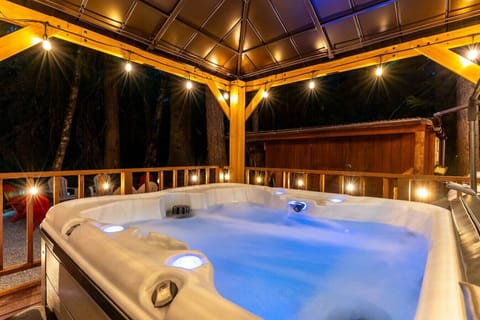 5 person covered hot tub w/lighting!