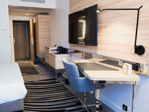 Club Room, 1 Queen Bed | Free minibar, in-room safe, blackout drapes, soundproofing