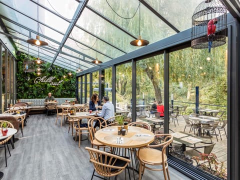 Breakfast, lunch, dinner served; French cuisine, garden views 