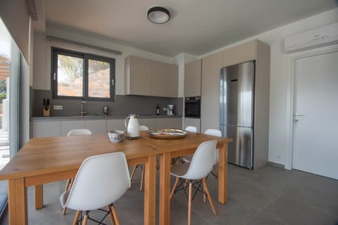 f52e6d38-1db3-4b0e-8c3c-8ddd25882b82