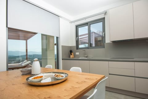 7aa6ca44-d13e-4b3e-bff7-86debc978474