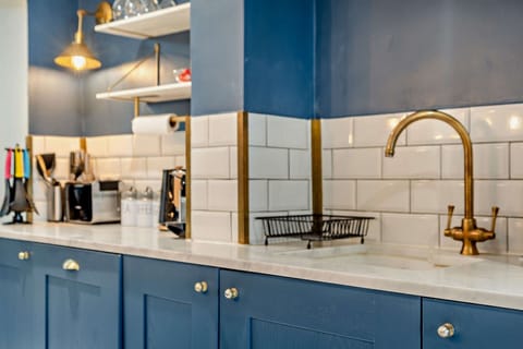 Elephant Cottage Kitchen - StayCotswold