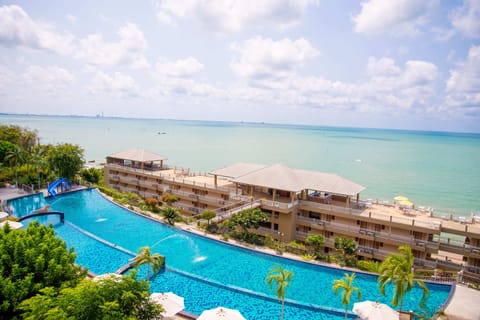 Outdoor pool, pool umbrellas, sun loungers