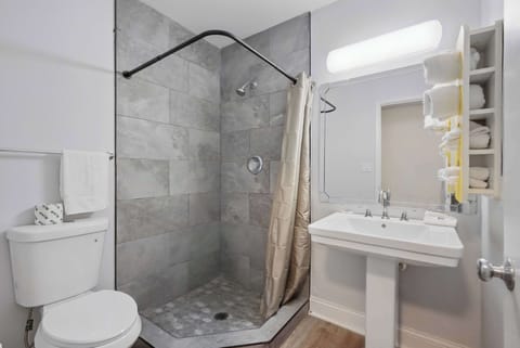 Towels, soap, shampoo, toilet paper