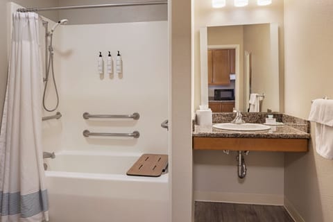 Combined shower/tub, free toiletries, hair dryer, towels