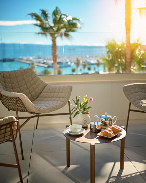 Premium bedding, down comforters, minibar, in-room safe