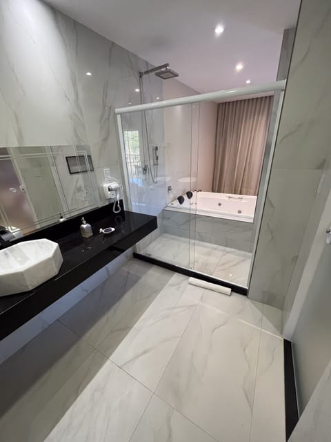 Deluxe Suite | Minibar, in-room safe, blackout drapes, free WiFi