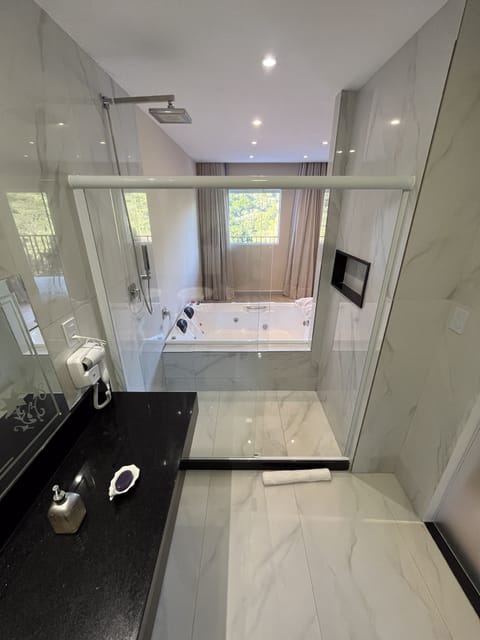 Deluxe Suite | Minibar, in-room safe, blackout drapes, free WiFi