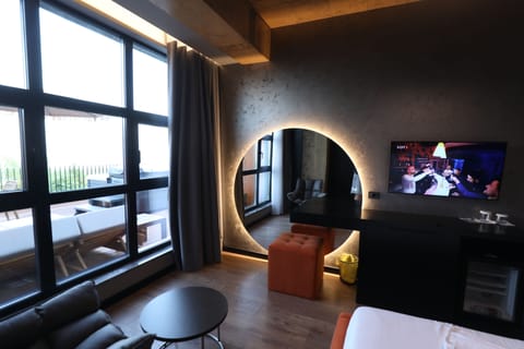 Suite, Terrace | Desk, free WiFi, bed sheets