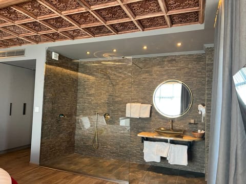 Luxury Double Room | Bathroom | Hair dryer, slippers, bidet, towels