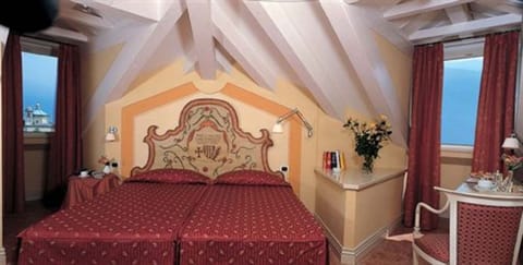 Minibar, in-room safe, desk, laptop workspace