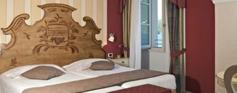 Superior Twin Room, Lake View | Minibar, in-room safe, desk, laptop workspace